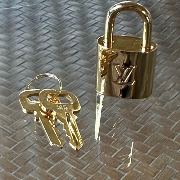 🍓LV Lock and Key #315 - Picture 1 of 10